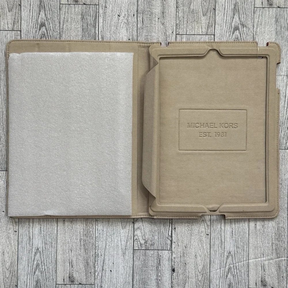 NEW-MICHAEL KORS ELECTRONICS RED QUILTED NEOPRENE‎ iPAD TABLET SLEEVE CASE LOGO